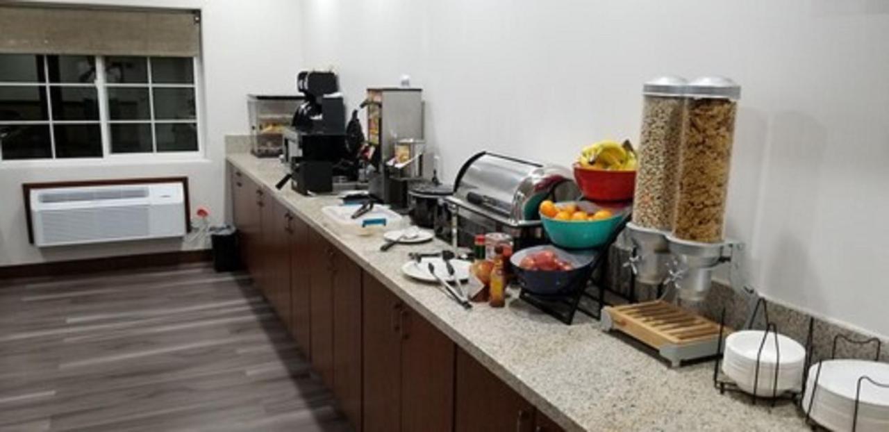Executive Inn & Suites Extended Stay - ורנל מראה חיצוני תמונה