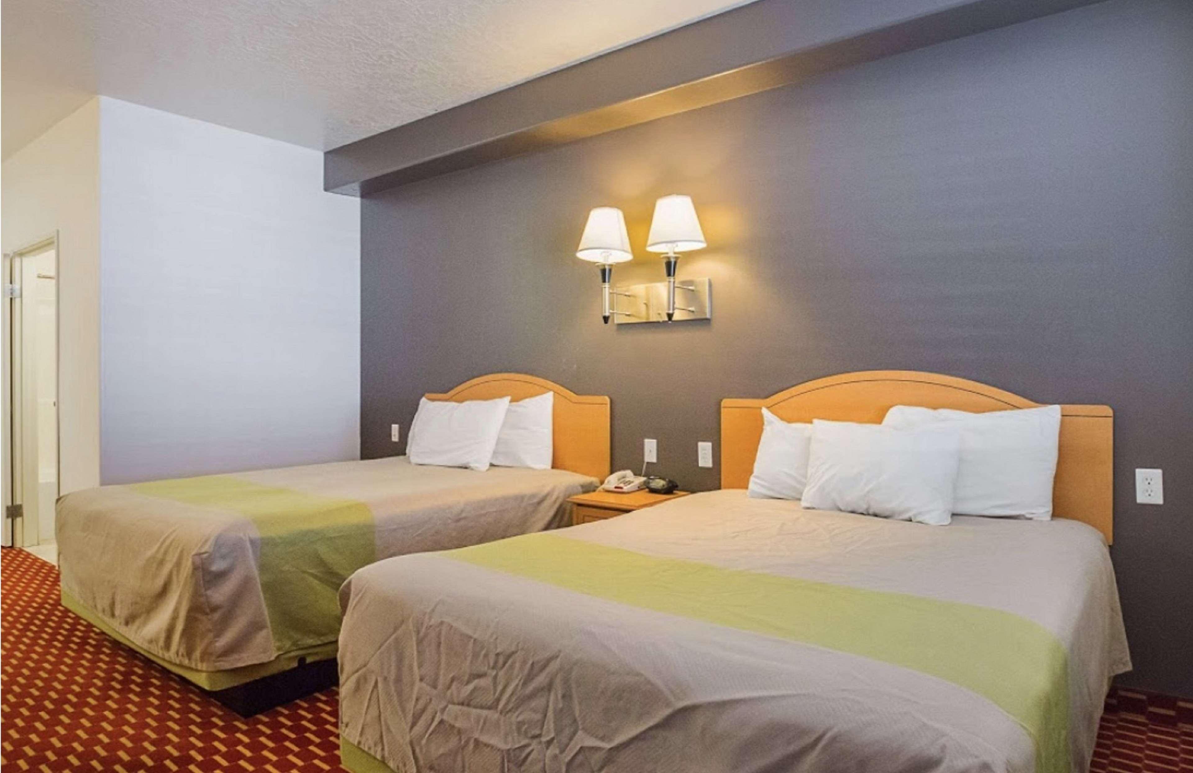 Executive Inn & Suites Extended Stay - ורנל חדר תמונה