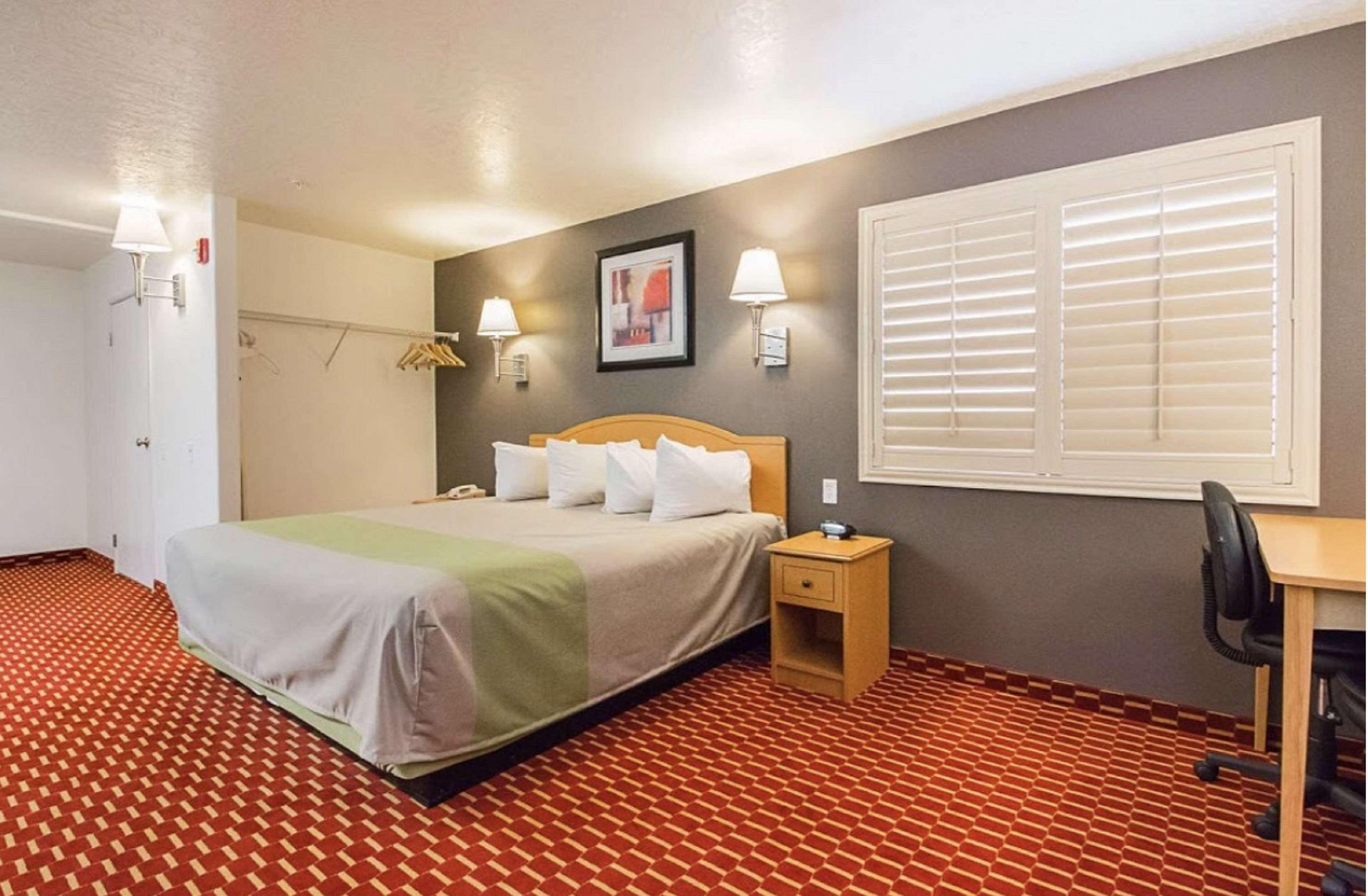 Executive Inn & Suites Extended Stay - ורנל חדר תמונה