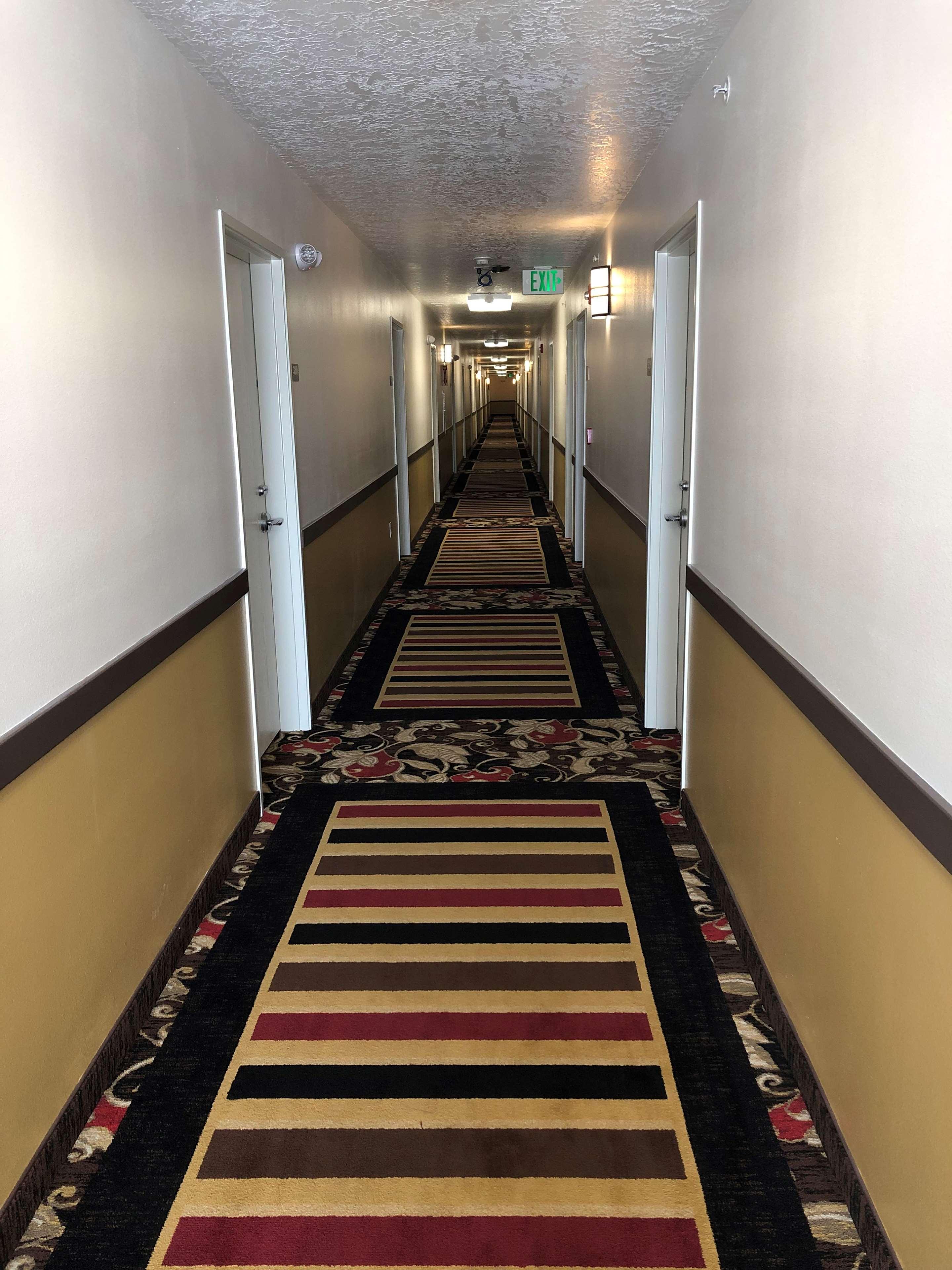 Executive Inn & Suites Extended Stay - ורנל מראה חיצוני תמונה