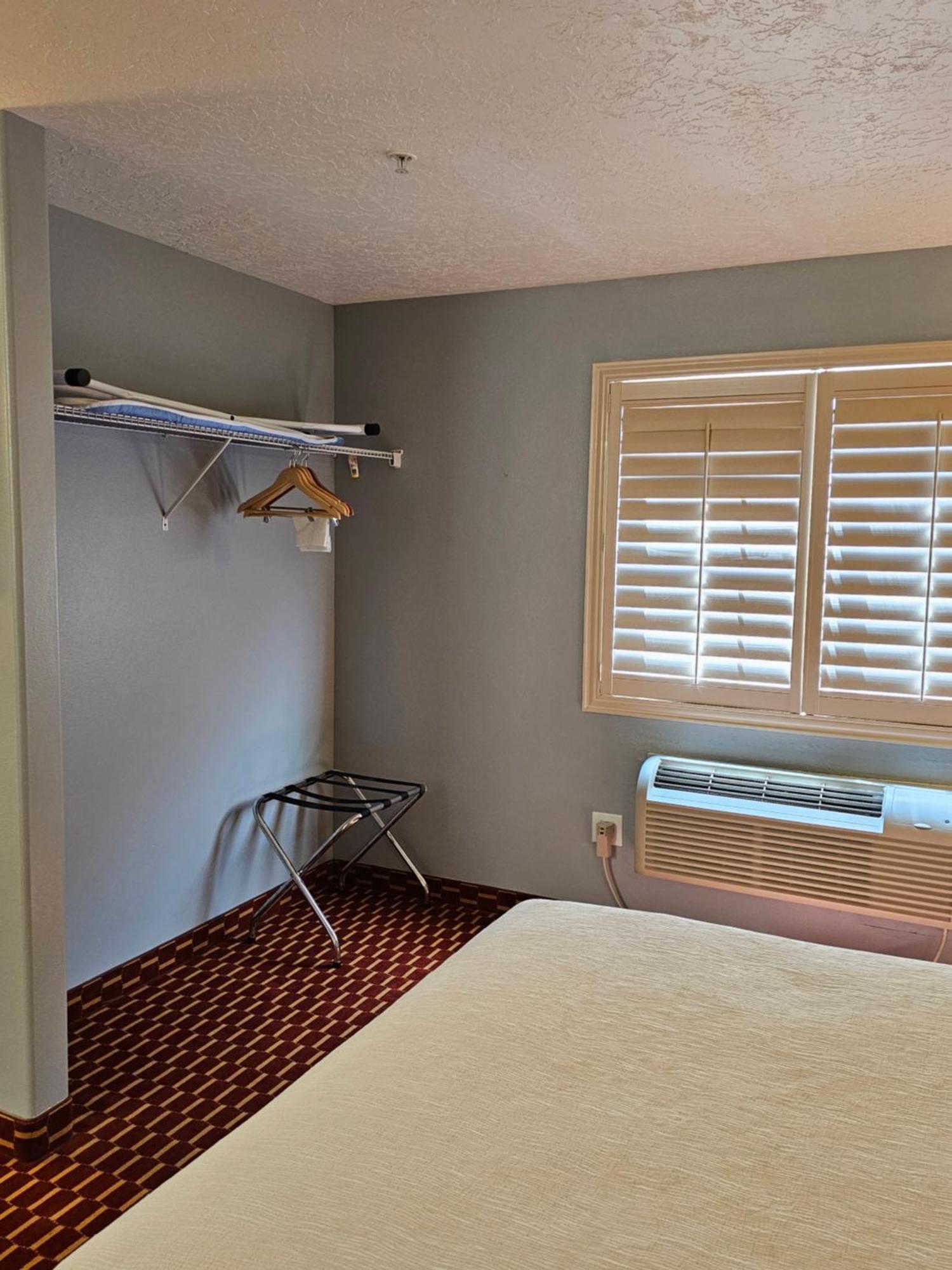 Executive Inn & Suites Extended Stay - ורנל מראה חיצוני תמונה