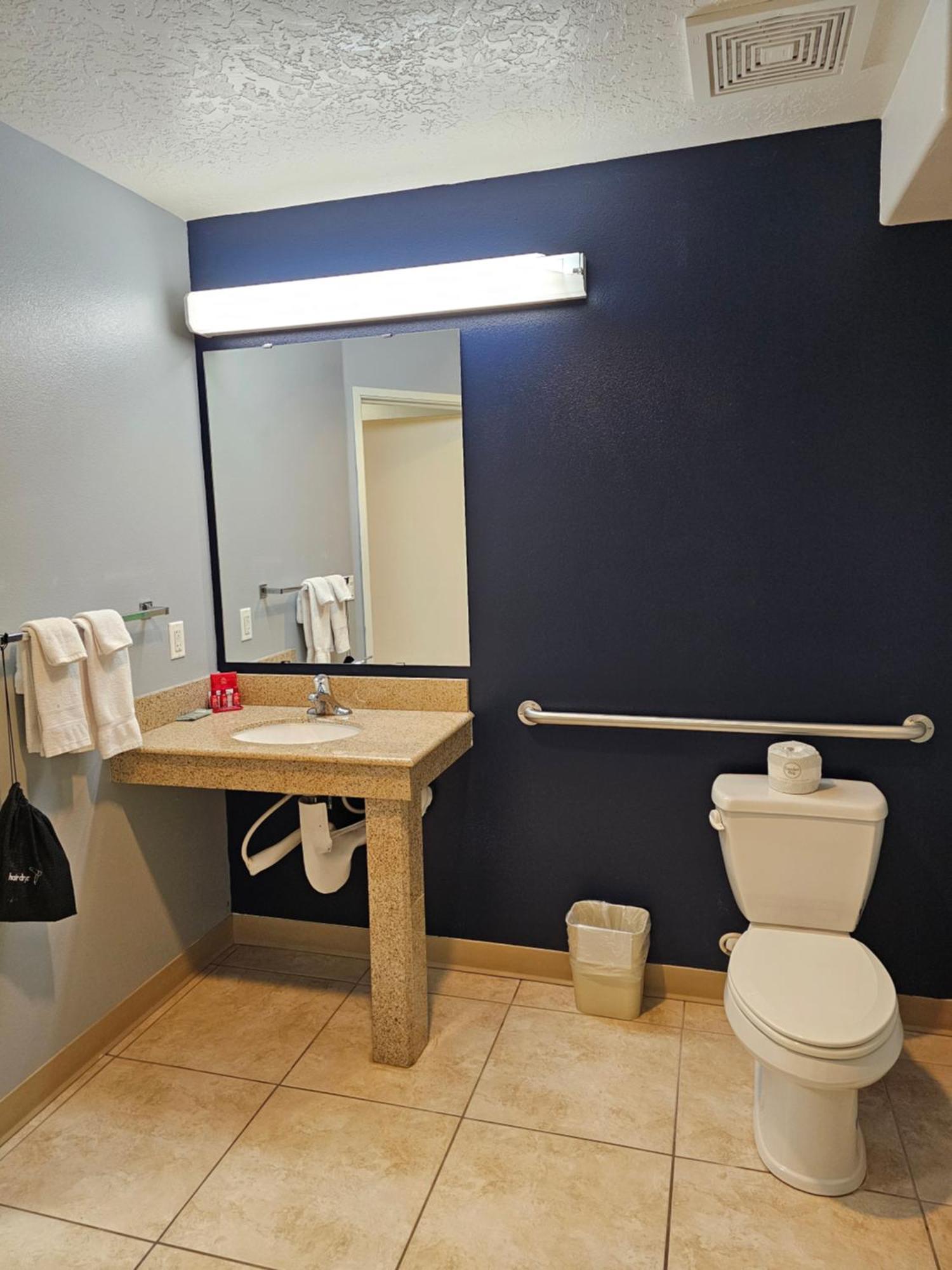 Executive Inn & Suites Extended Stay - ורנל מראה חיצוני תמונה