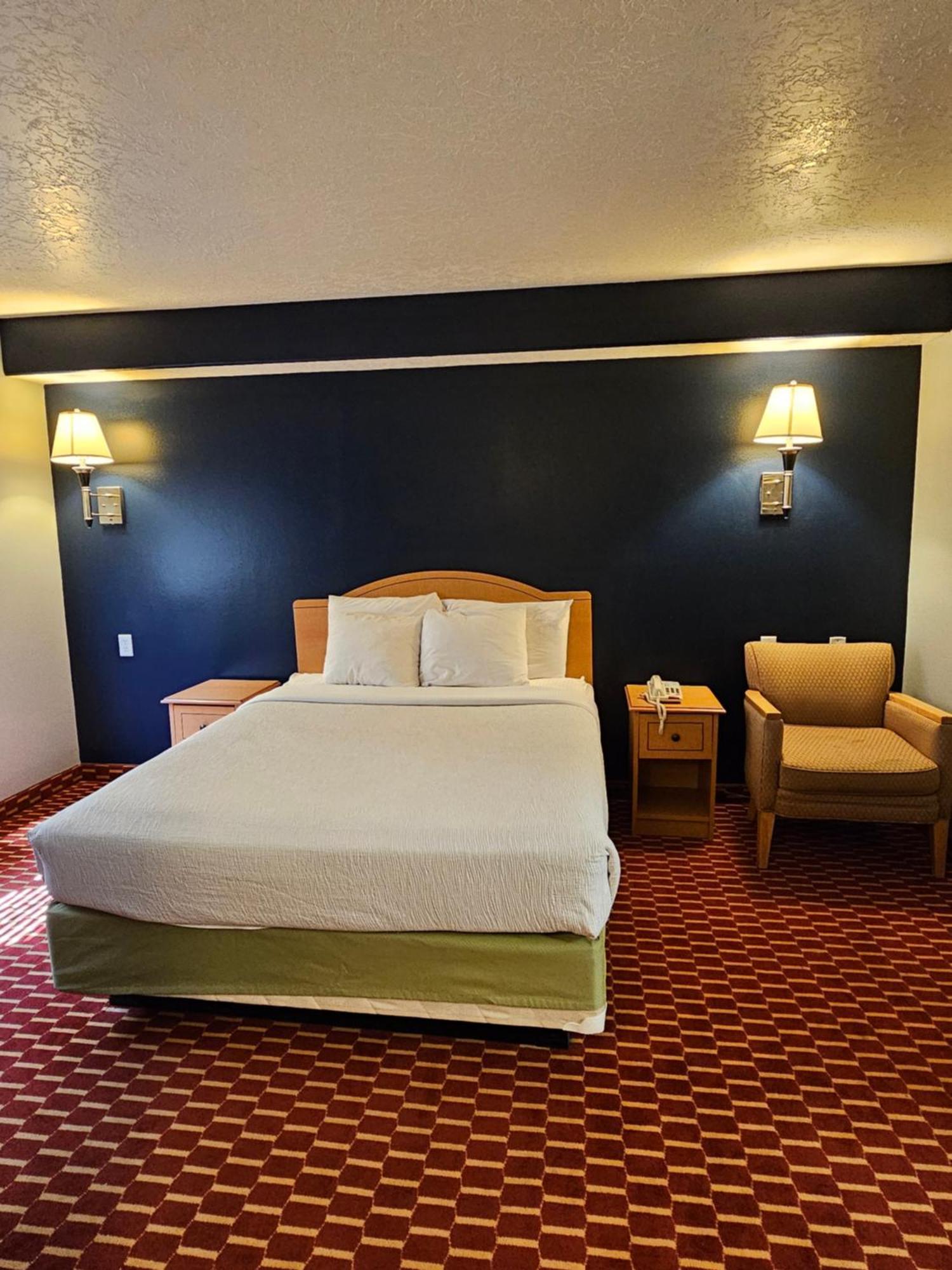 Executive Inn & Suites Extended Stay - ורנל מראה חיצוני תמונה