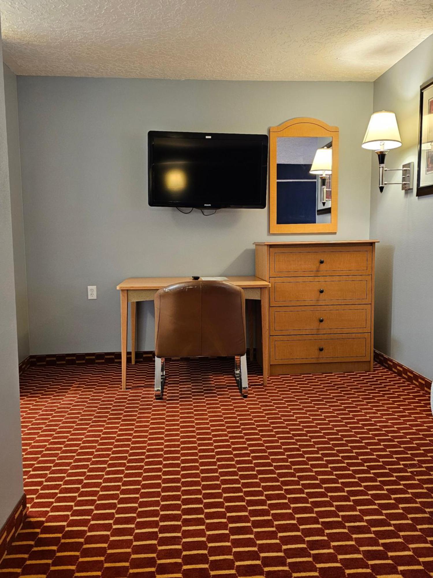 Executive Inn & Suites Extended Stay - ורנל מראה חיצוני תמונה