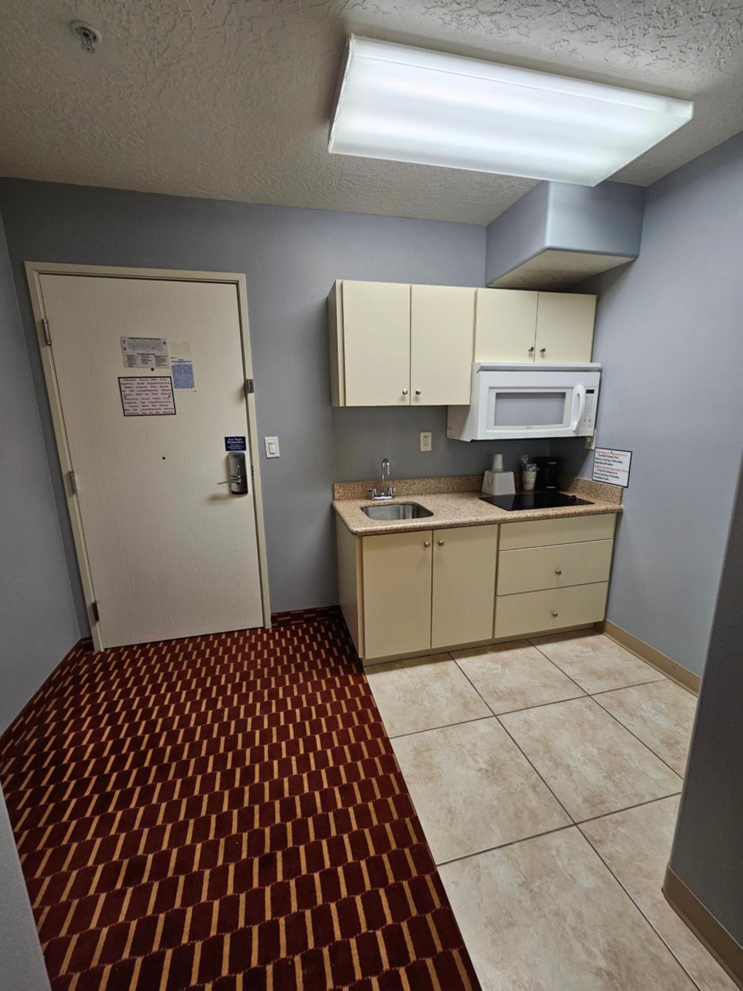 Executive Inn & Suites Extended Stay - ורנל מראה חיצוני תמונה