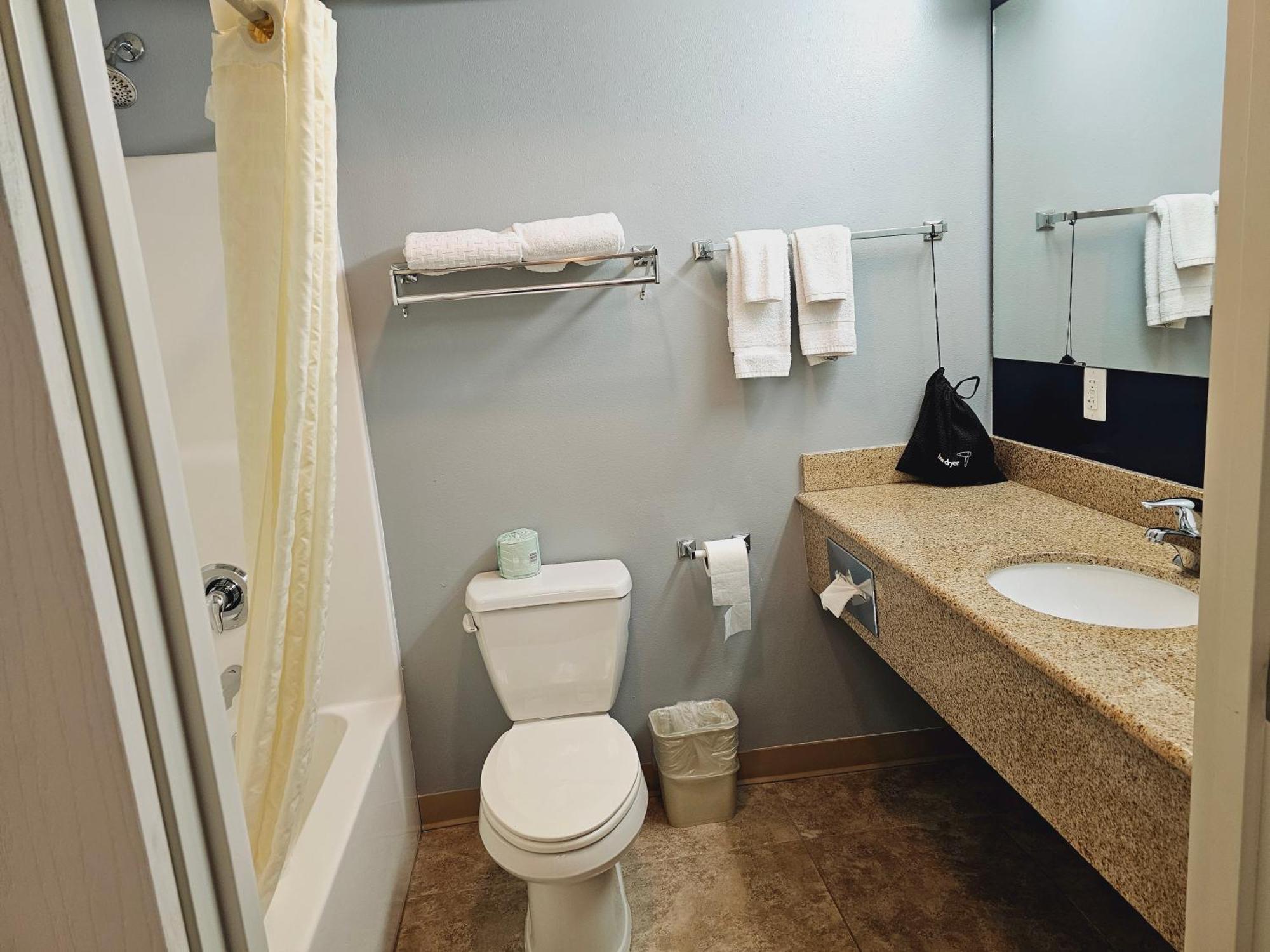 Executive Inn & Suites Extended Stay - ורנל מראה חיצוני תמונה
