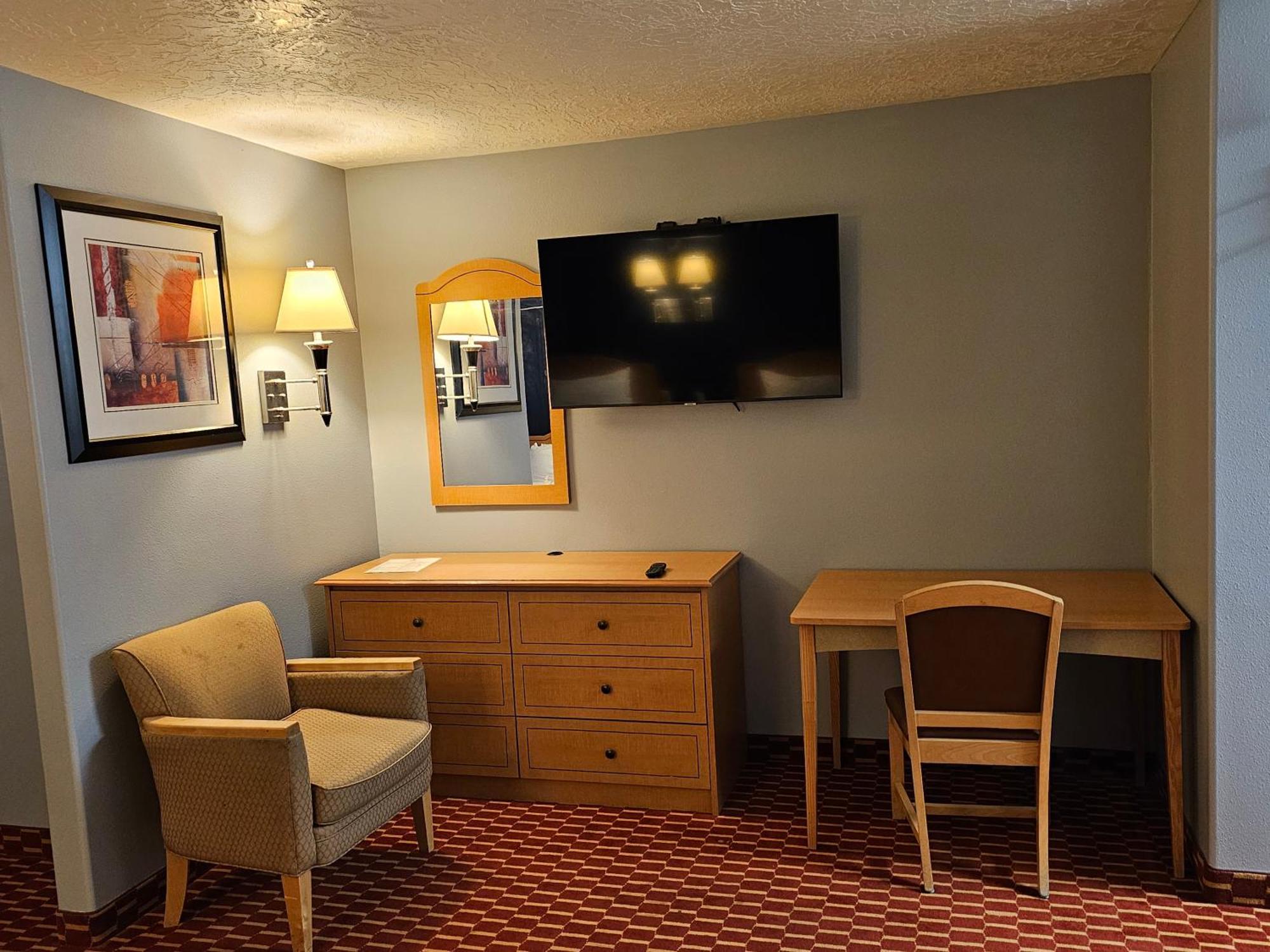 Executive Inn & Suites Extended Stay - ורנל מראה חיצוני תמונה
