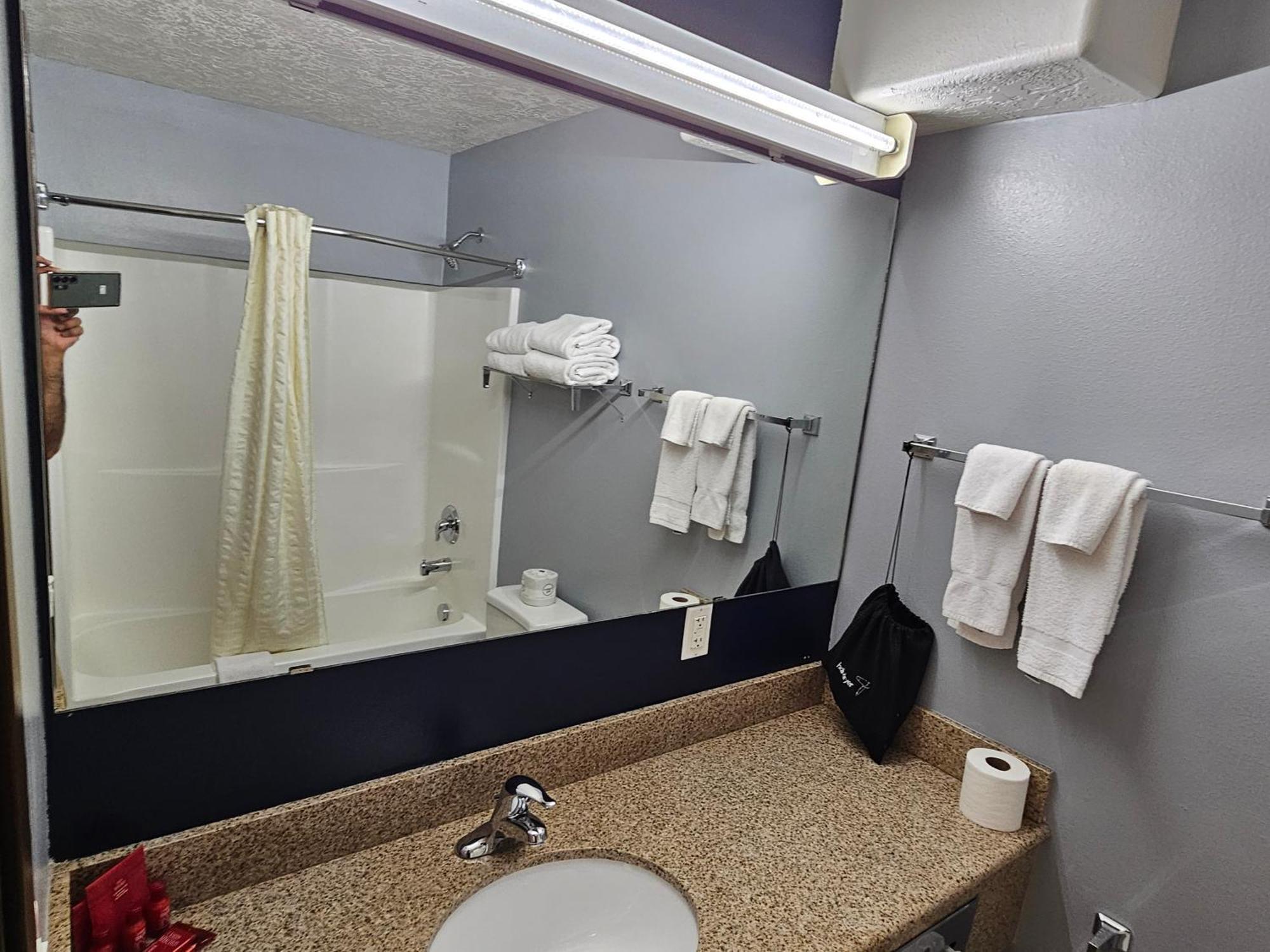 Executive Inn & Suites Extended Stay - ורנל מראה חיצוני תמונה