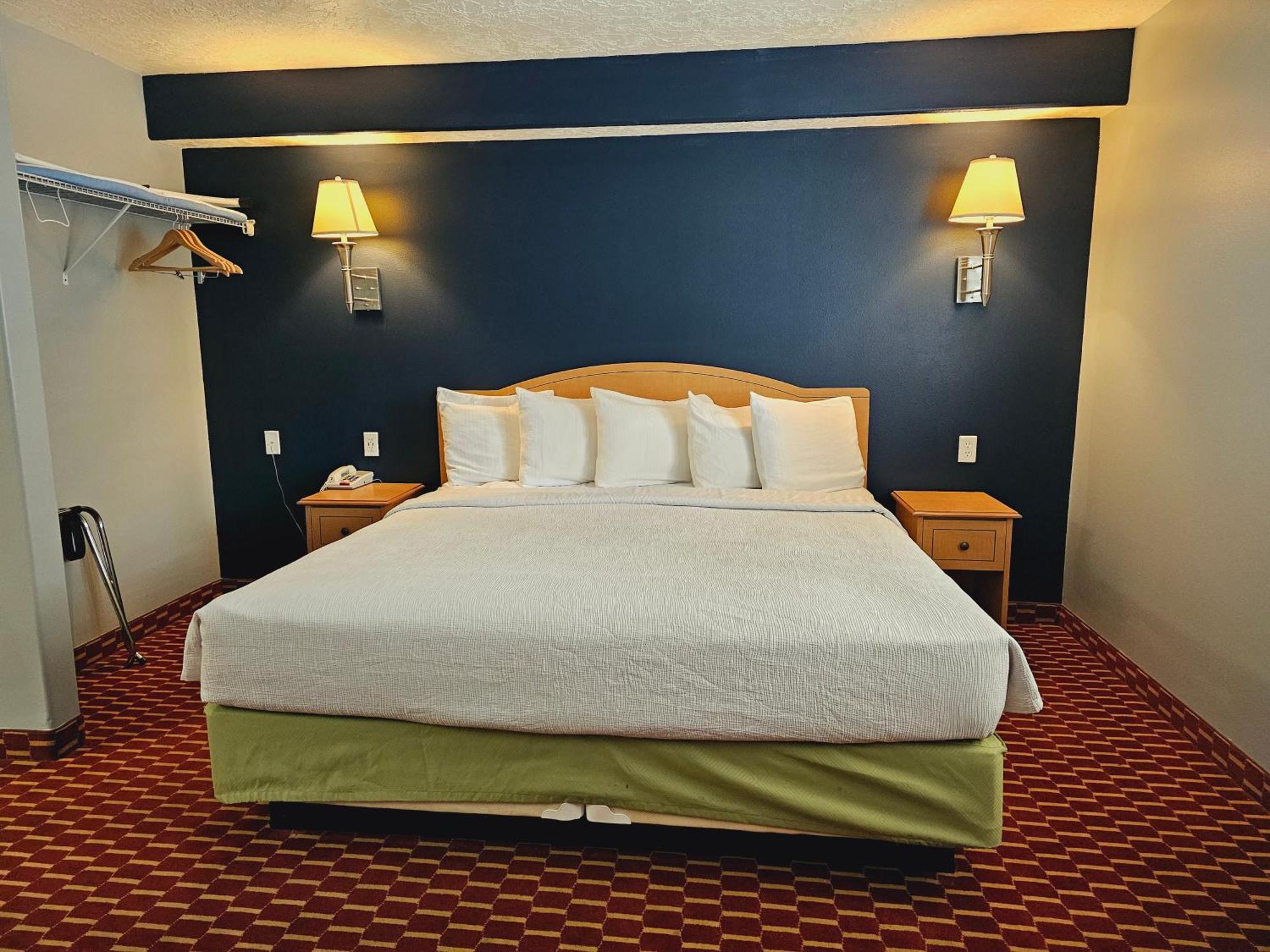 Executive Inn & Suites Extended Stay - ורנל מראה חיצוני תמונה