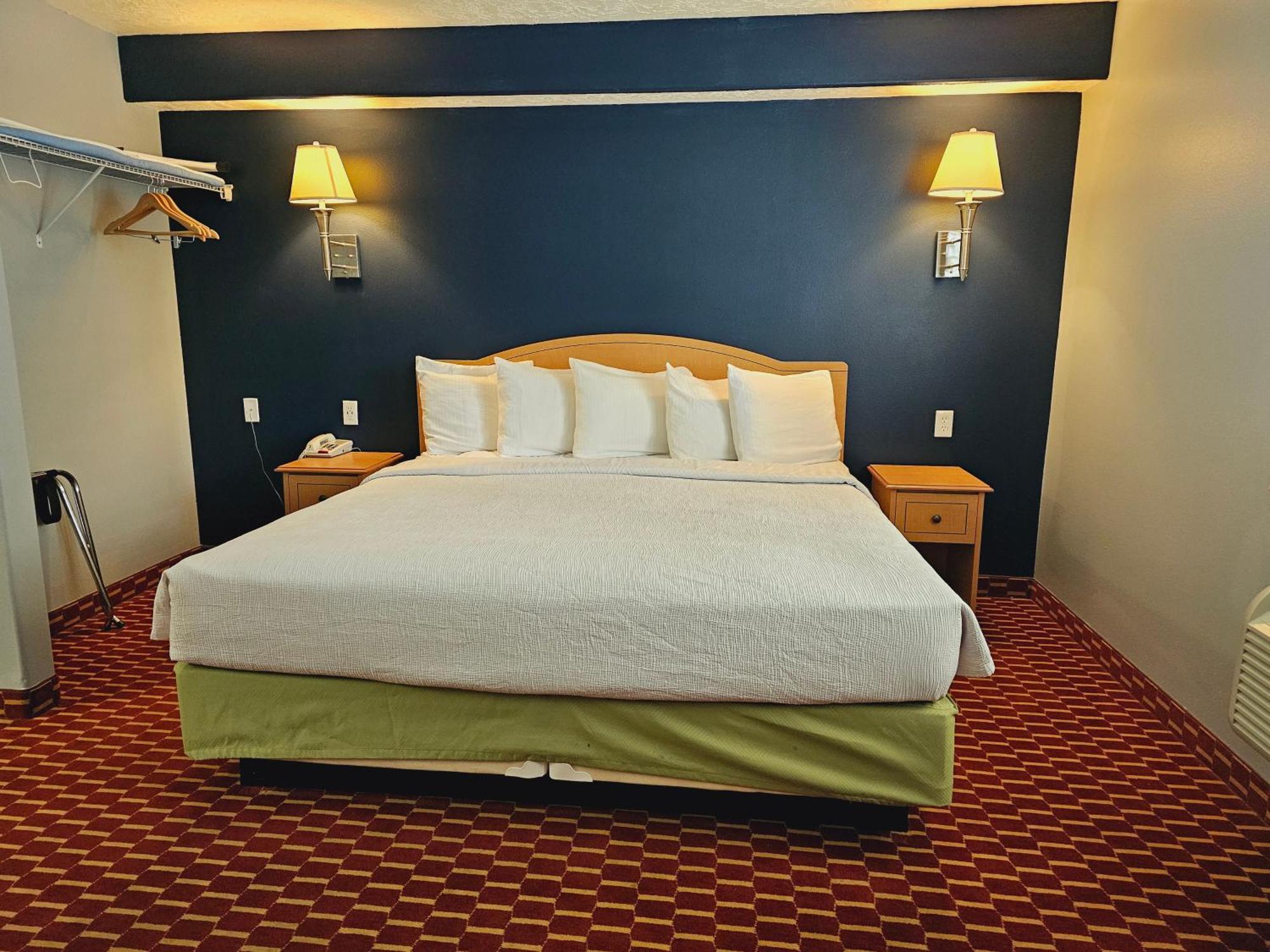 Executive Inn & Suites Extended Stay - ורנל מראה חיצוני תמונה