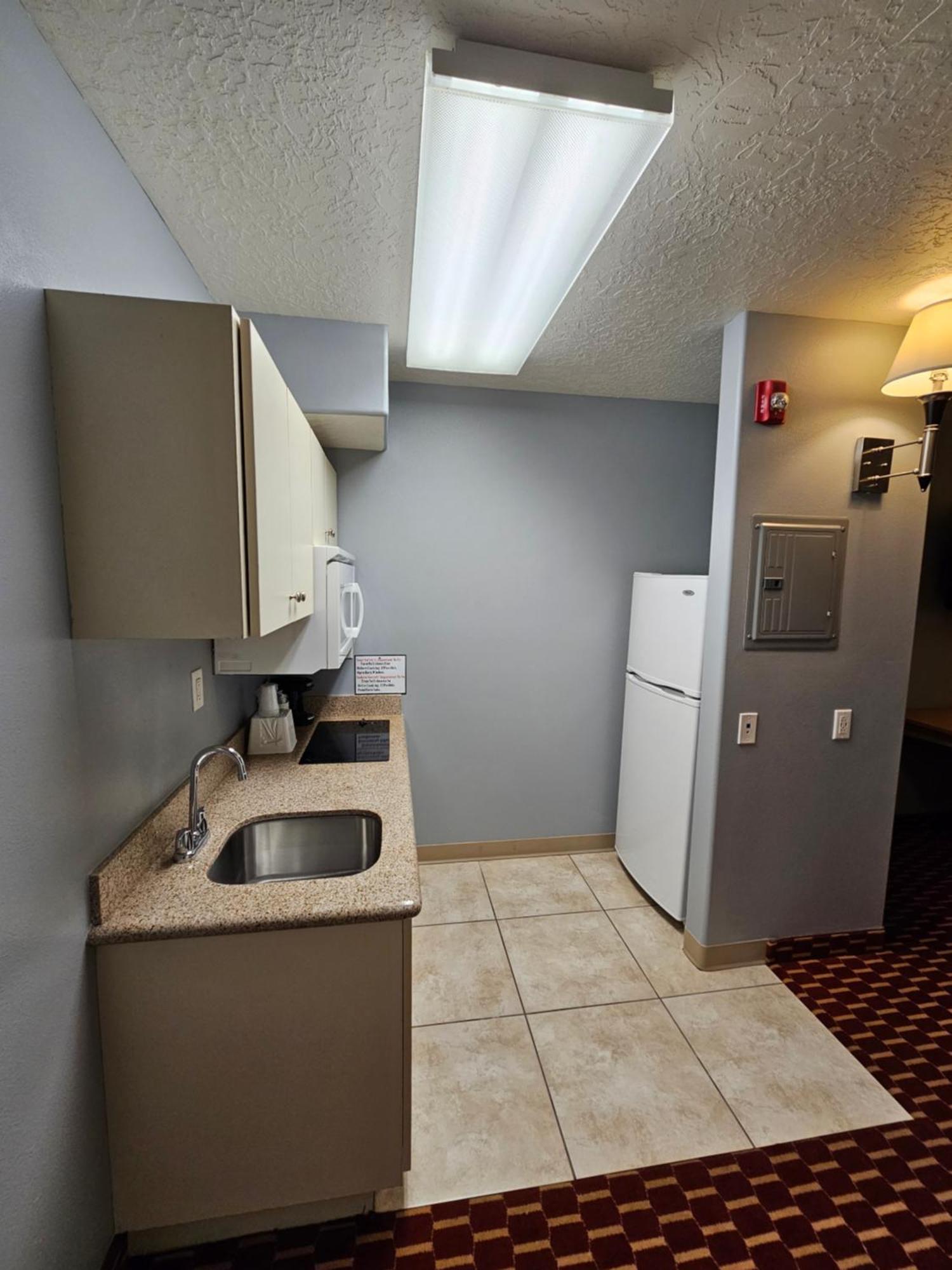 Executive Inn & Suites Extended Stay - ורנל מראה חיצוני תמונה