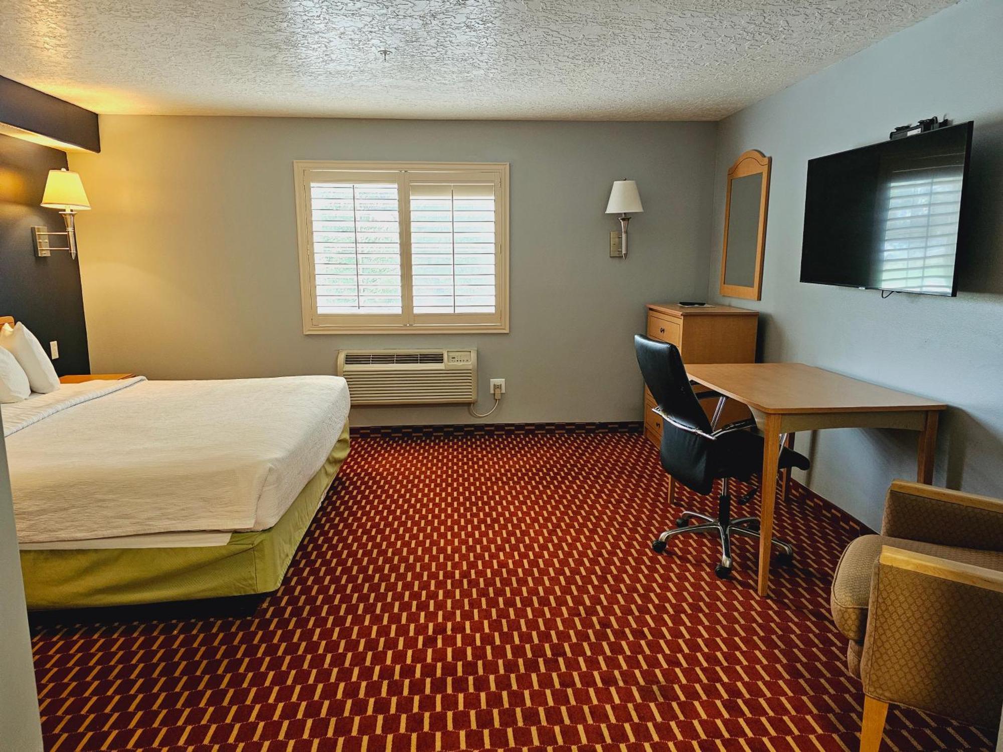 Executive Inn & Suites Extended Stay - ורנל מראה חיצוני תמונה