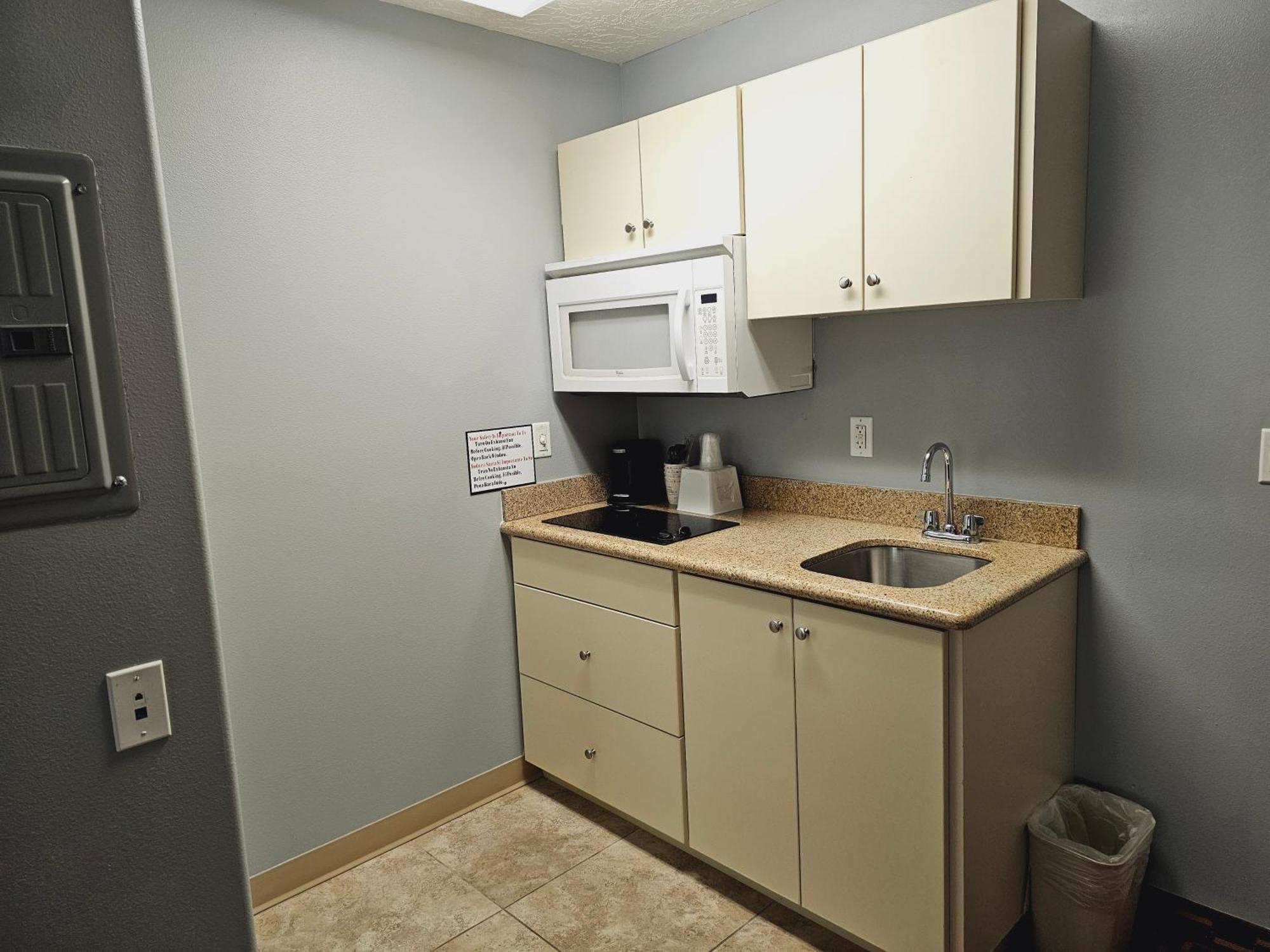 Executive Inn & Suites Extended Stay - ורנל מראה חיצוני תמונה