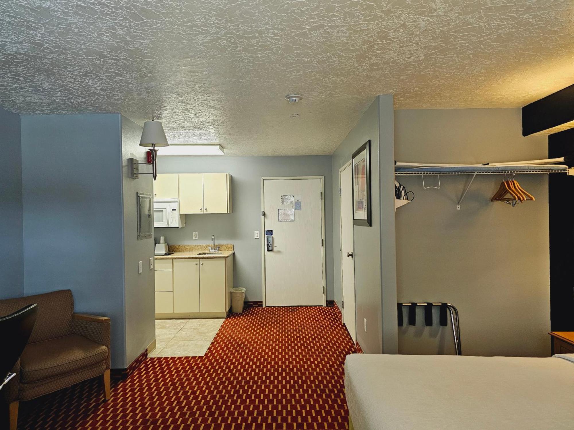 Executive Inn & Suites Extended Stay - ורנל מראה חיצוני תמונה