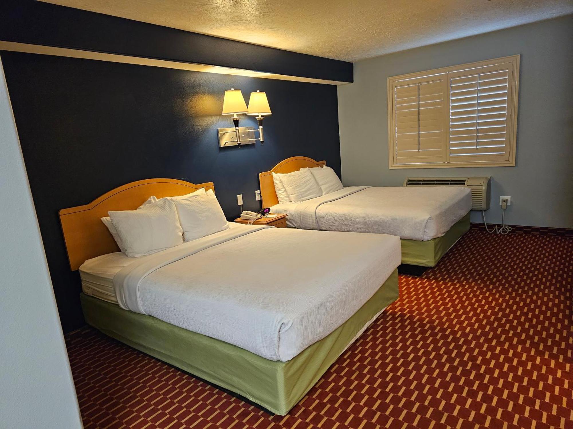 Executive Inn & Suites Extended Stay - ורנל מראה חיצוני תמונה