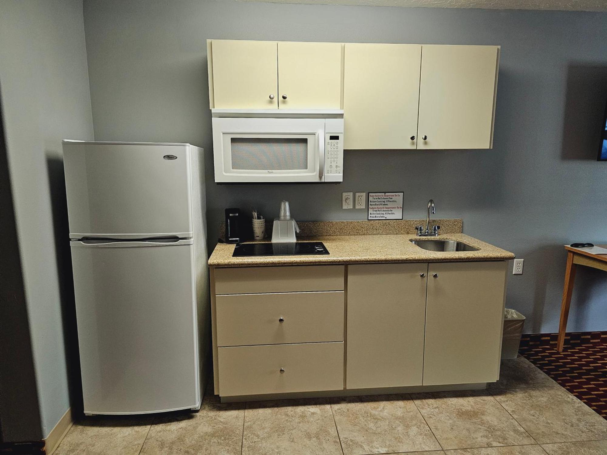 Executive Inn & Suites Extended Stay - ורנל מראה חיצוני תמונה
