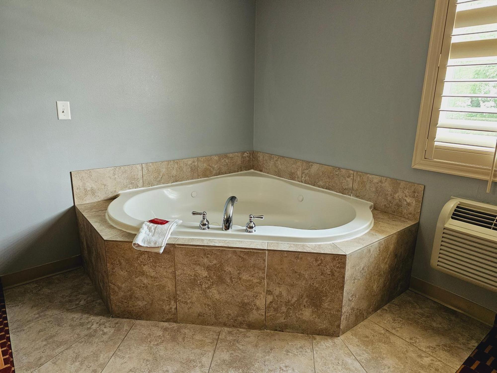 Executive Inn & Suites Extended Stay - ורנל מראה חיצוני תמונה