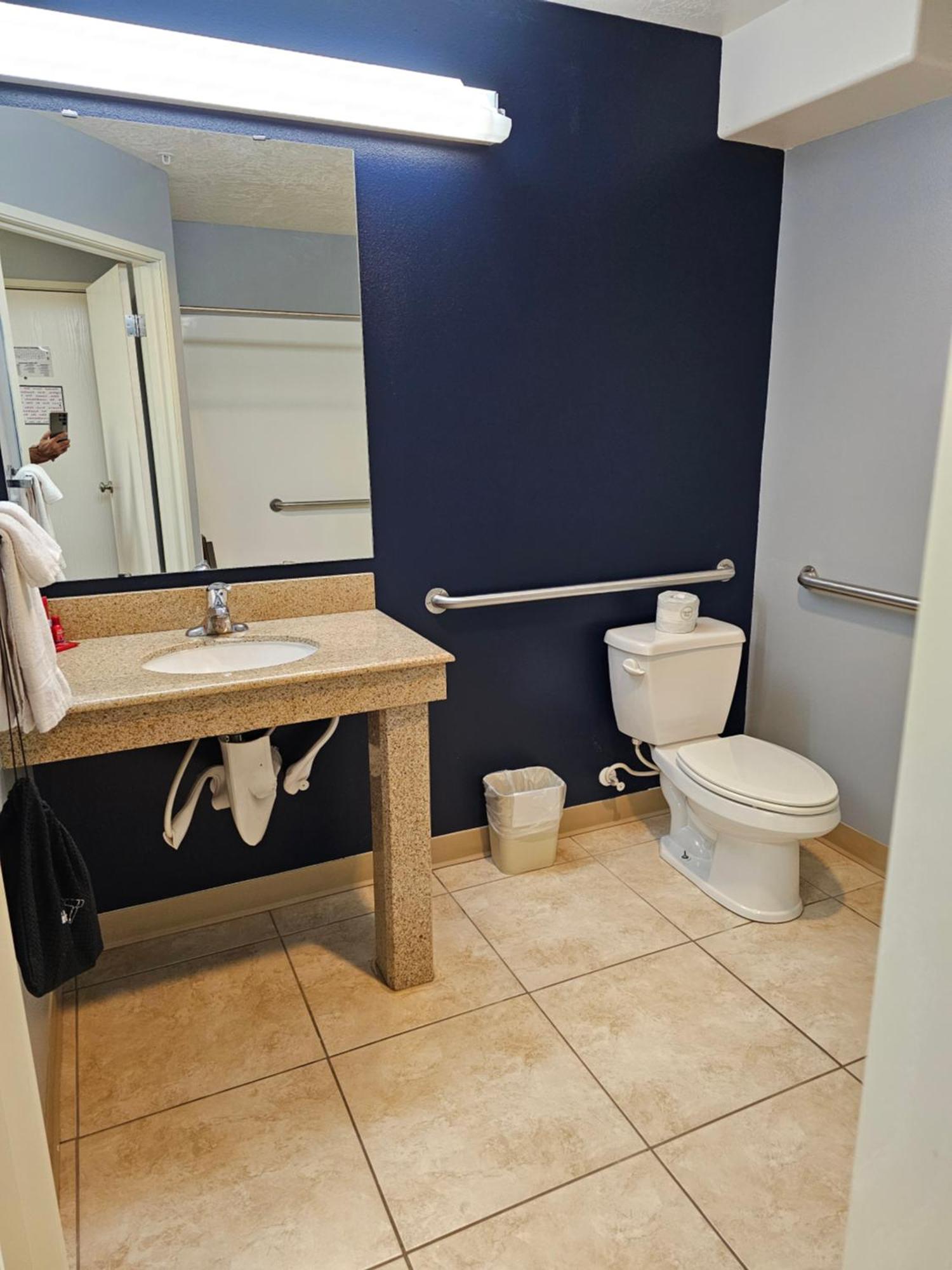 Executive Inn & Suites Extended Stay - ורנל מראה חיצוני תמונה
