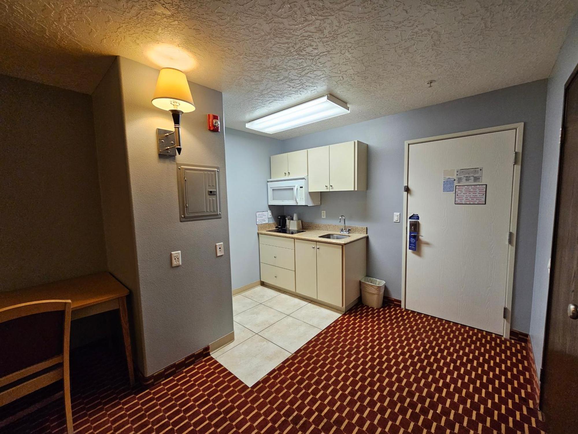 Executive Inn & Suites Extended Stay - ורנל מראה חיצוני תמונה