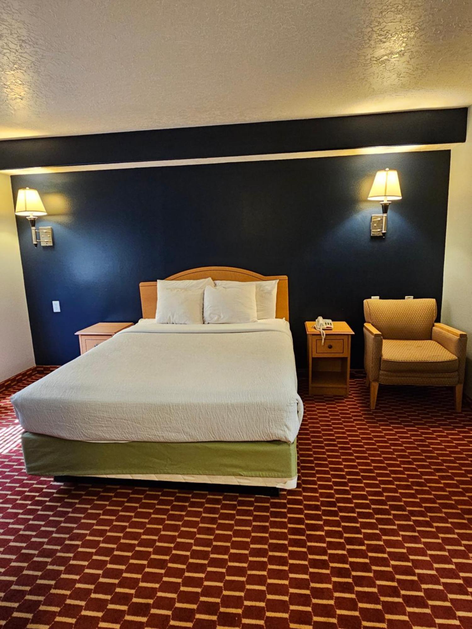 Executive Inn & Suites Extended Stay - ורנל מראה חיצוני תמונה