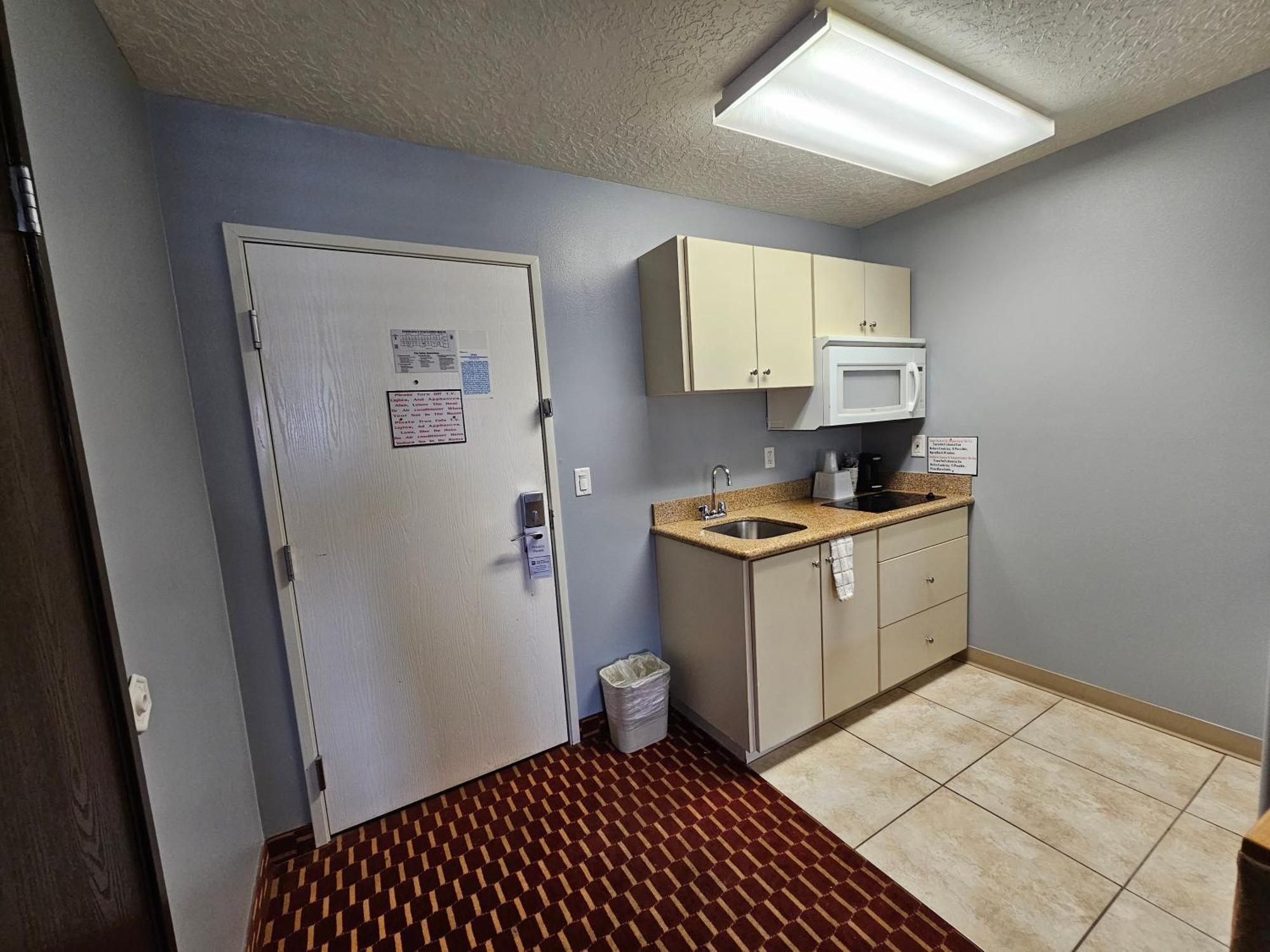Executive Inn & Suites Extended Stay - ורנל מראה חיצוני תמונה