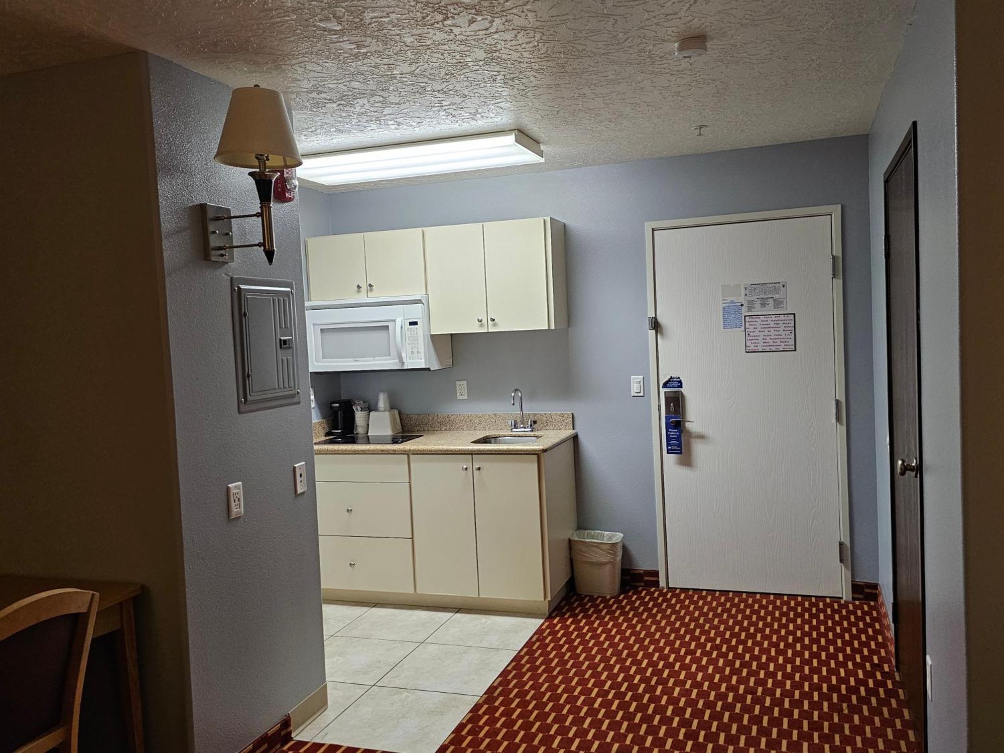 Executive Inn & Suites Extended Stay - ורנל מראה חיצוני תמונה