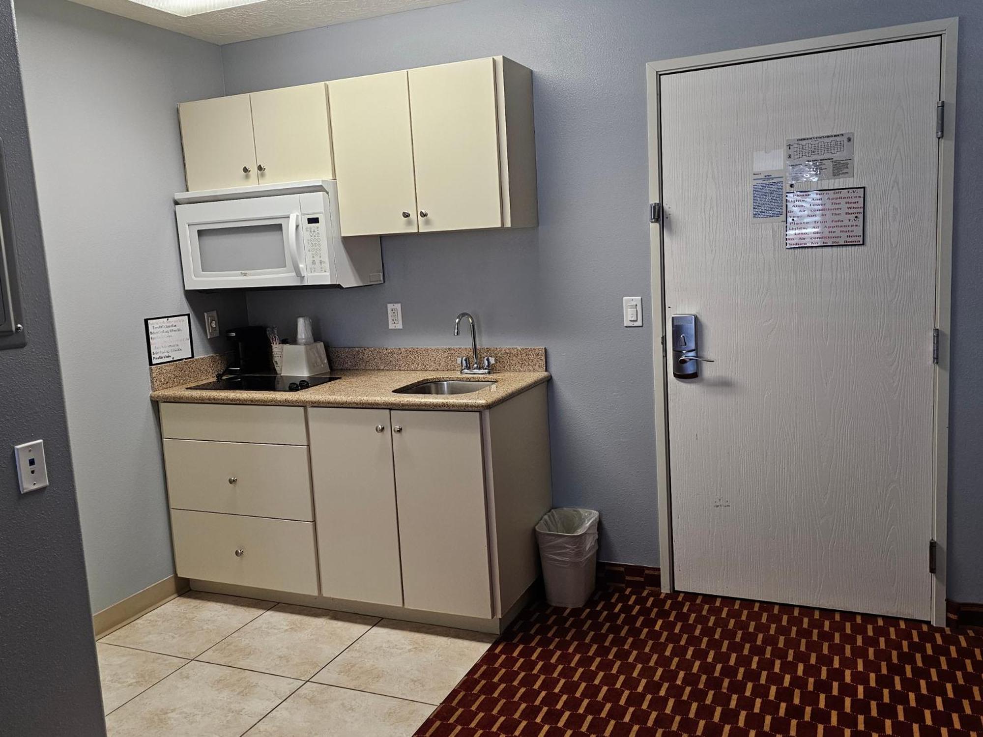 Executive Inn & Suites Extended Stay - ורנל מראה חיצוני תמונה