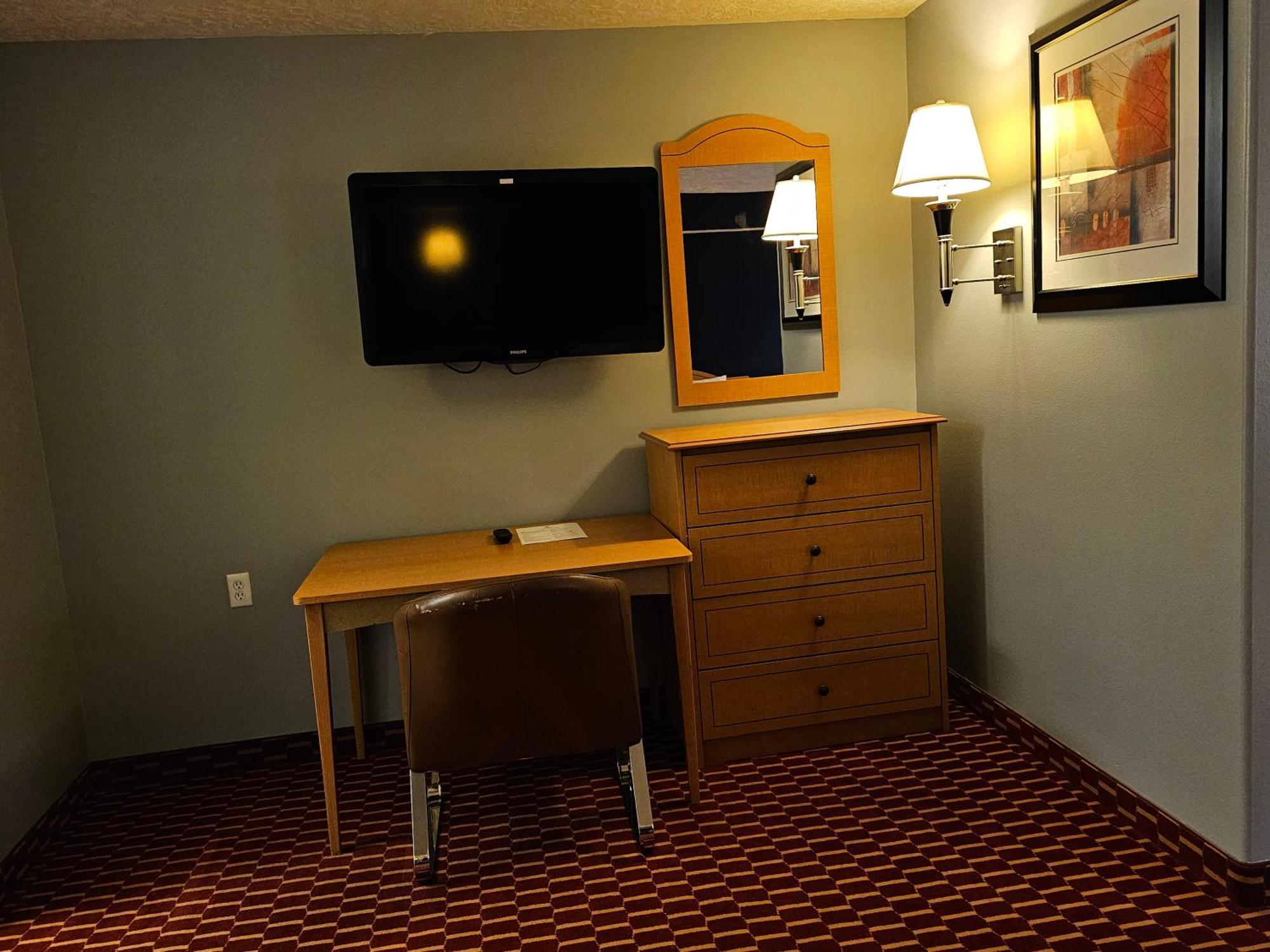 Executive Inn & Suites Extended Stay - ורנל מראה חיצוני תמונה