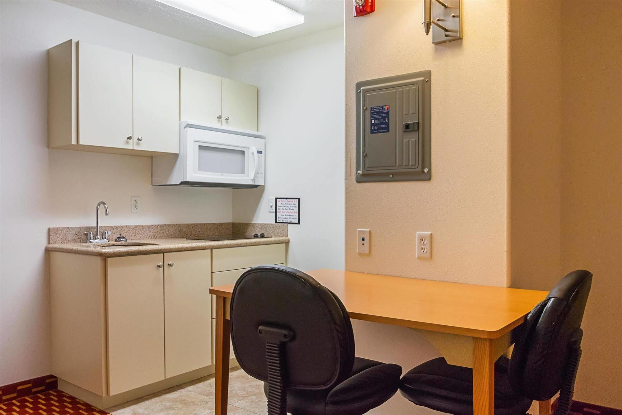Executive Inn & Suites Extended Stay - ורנל חדר תמונה