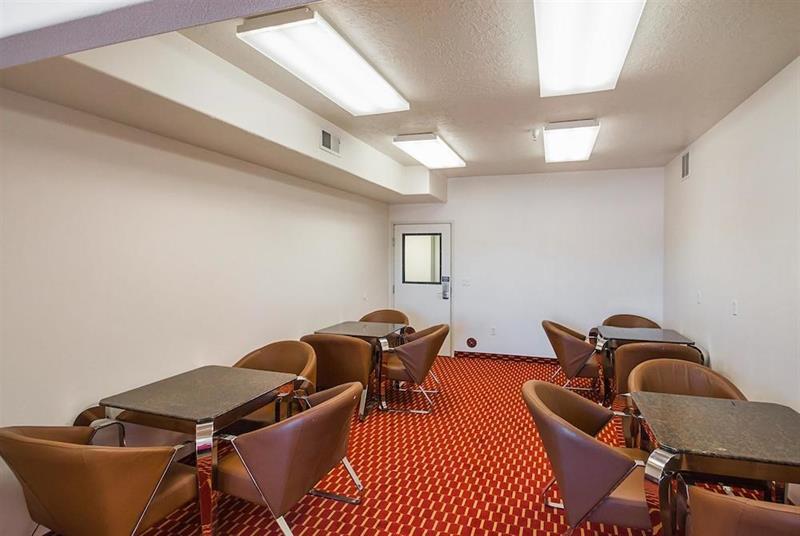 Executive Inn & Suites Extended Stay - ורנל מראה חיצוני תמונה