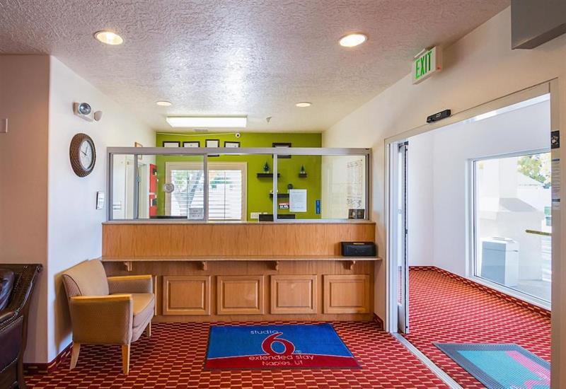 Executive Inn & Suites Extended Stay - ורנל מראה חיצוני תמונה